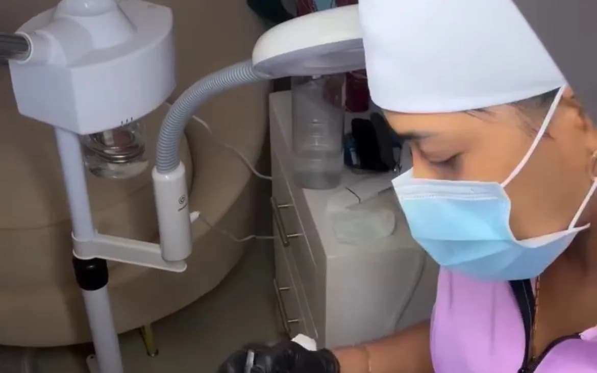 Profesional aplicando un tratamiento facial