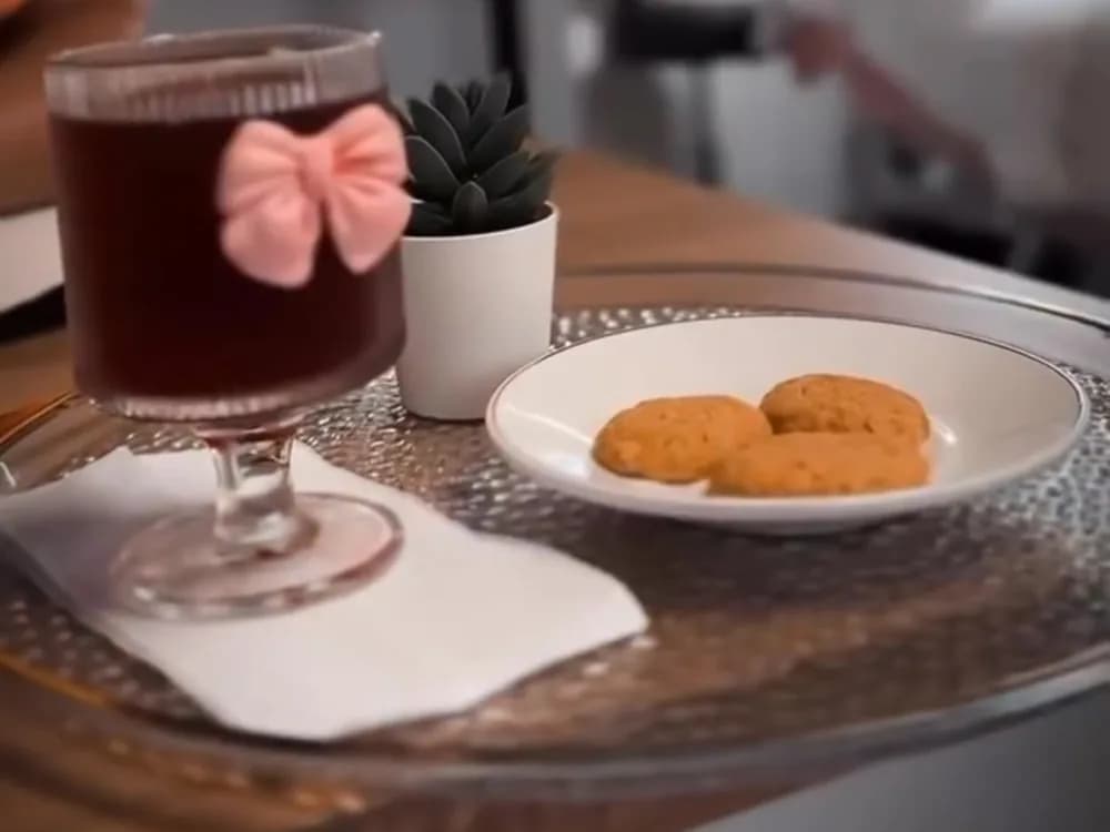 Detalle de la bandeja de cortesía de TLOUD Aesthetics