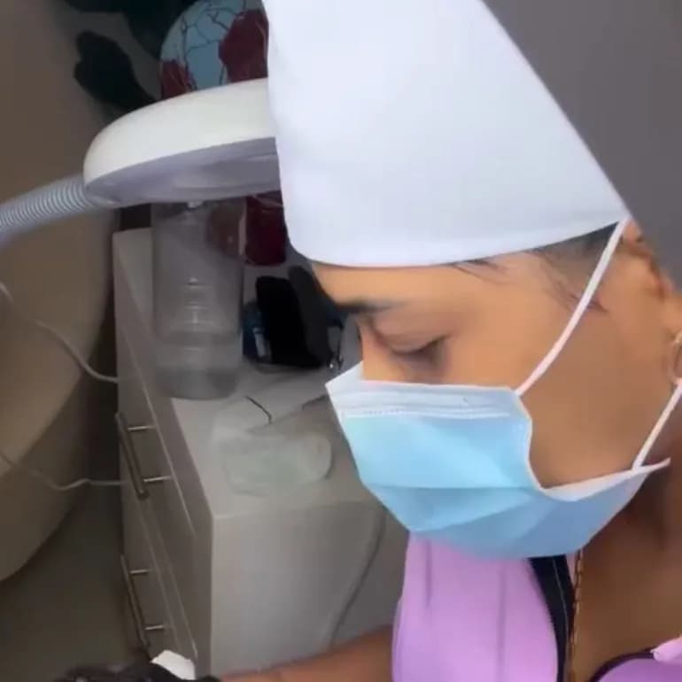 Profesional aplicando un facial